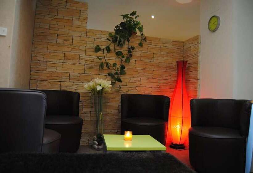 Logis Hotel Castel De Mirambel