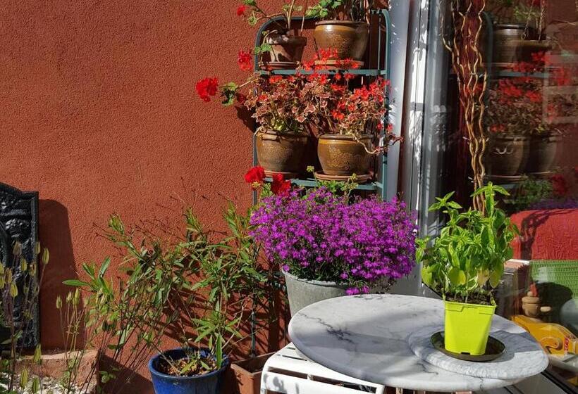 تختخواب و صبحانه Au Troubadour