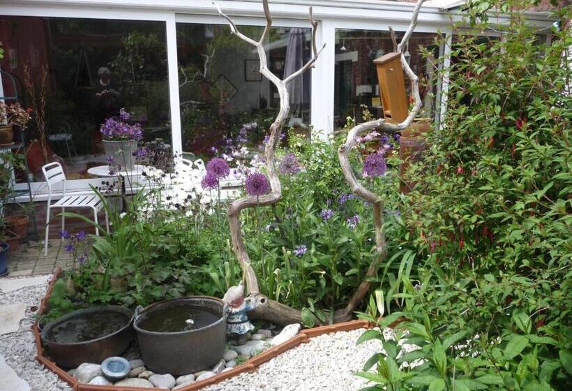 تختخواب و صبحانه Au Troubadour