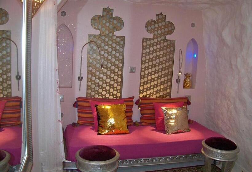 ホテル Logis Hôtels Troglododo