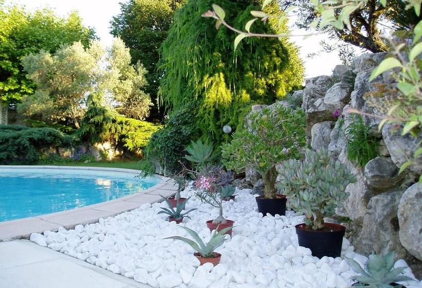 Le Mas De La Treille Bed & Breakfast