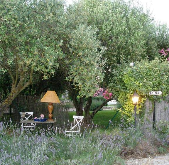 Le Mas De La Treille Bed & Breakfast