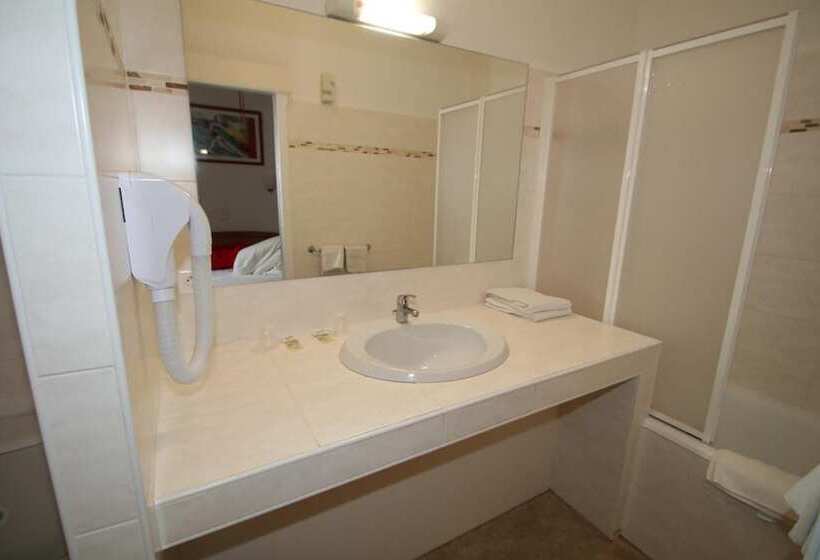 هتل Hôtel Le Magenta