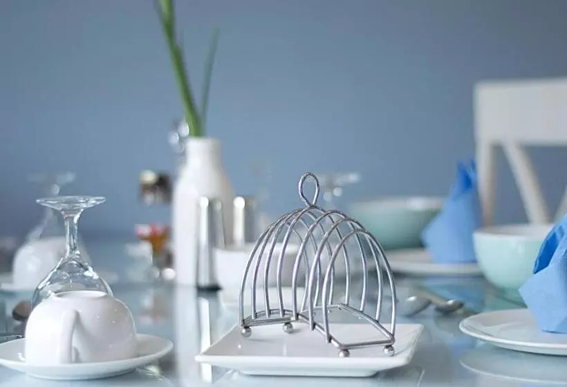 تختخواب و صبحانه The Cambridge Guest House By Tas