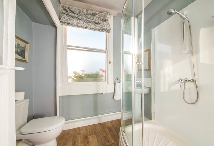 مبيت وإفطار The Henry Guest House