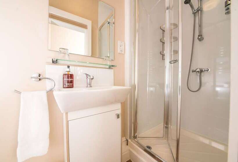 مبيت وإفطار The Henry Guest House