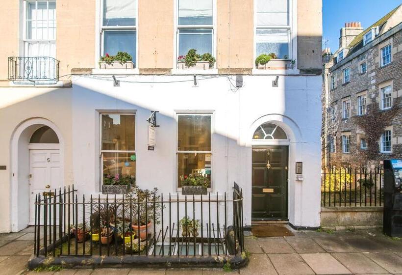 مبيت وإفطار The Henry Guest House