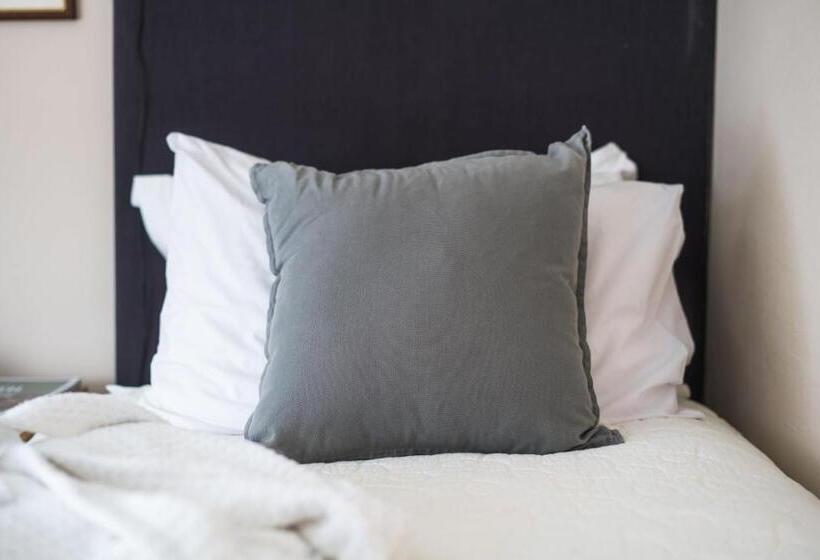 مبيت وإفطار The Henry Guest House