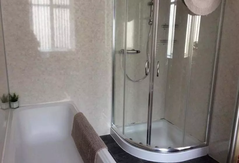 تختخواب و صبحانه Cara House