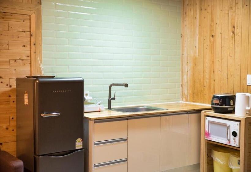 Jeju Haebaragi Pension