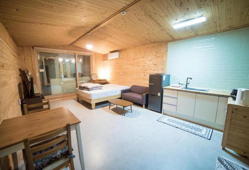 Jeju Haebaragi Pension