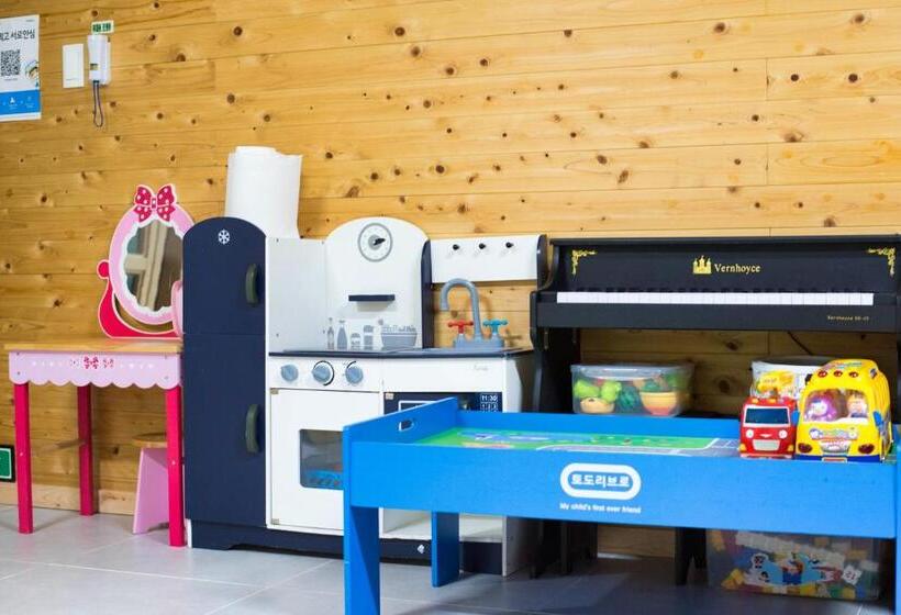 Jeju Haebaragi Pension