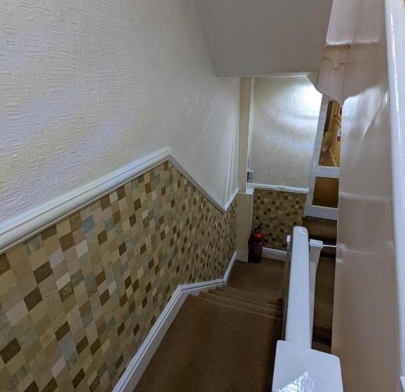 تختخواب و صبحانه The Stafford