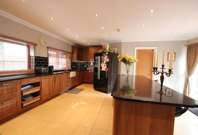 تختخواب و صبحانه Westcourt Guest House