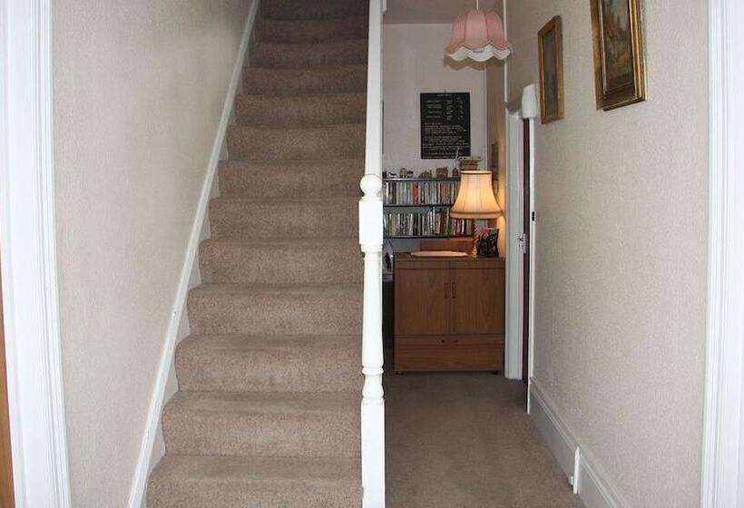 민박 Dove Court Travel Lodge 7   Top Floor Double Bedroom