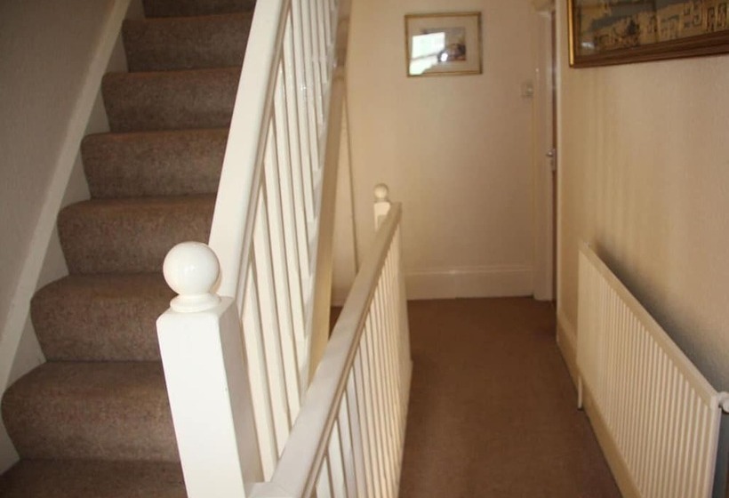 민박 Dove Court Travel Lodge 7   Top Floor Double Bedroom