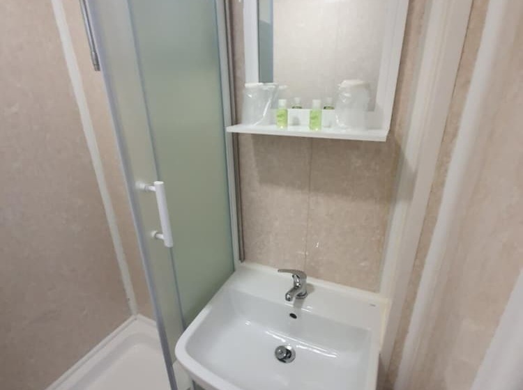 민박 Dove Court Travel Lodge 7   Top Floor Double Bedroom