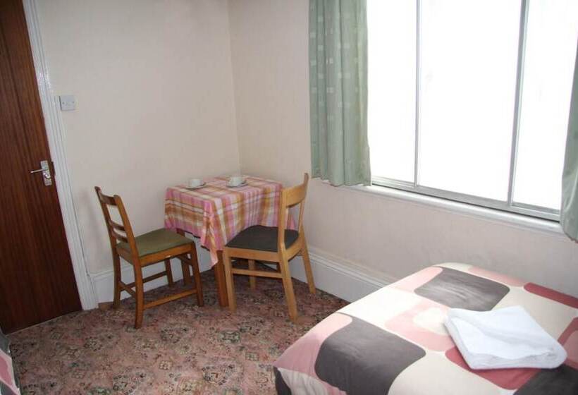 민박 Dove Court Travel Lodge 7   Top Floor Double Bedroom