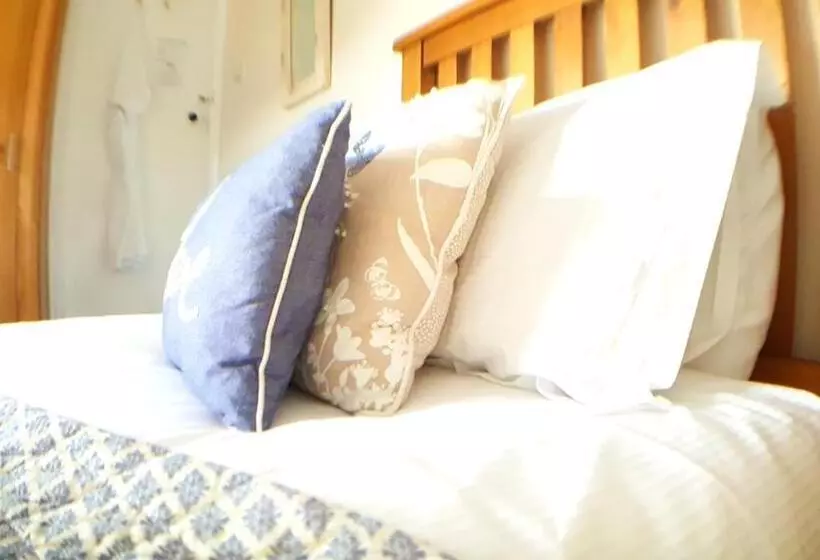 Bed and Breakfast Schooner Point Guest House