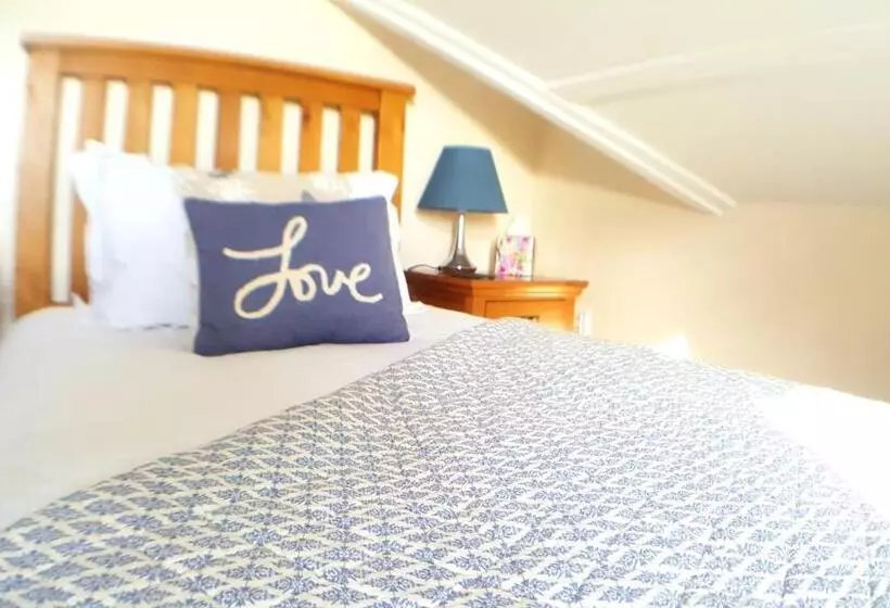 Bed and Breakfast Schooner Point Guest House