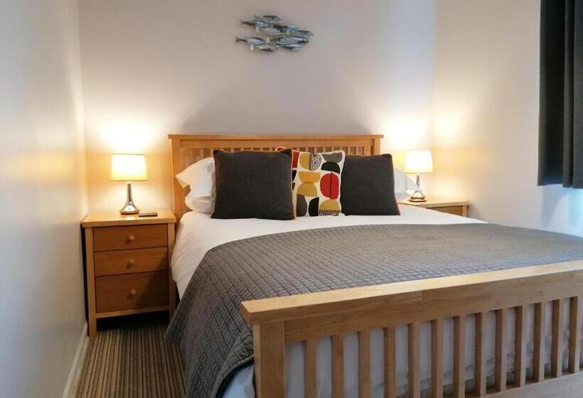 Bed and Breakfast Schooner Point Guest House