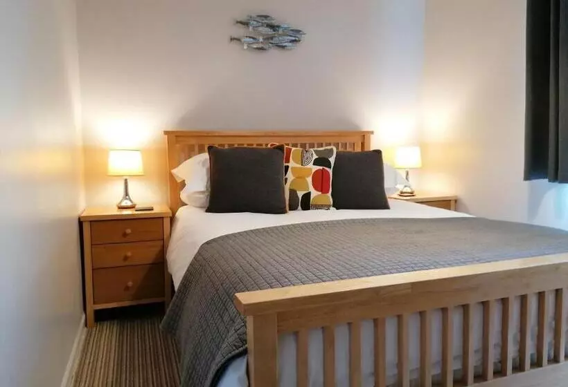 Bed and Breakfast Schooner Point Guest House