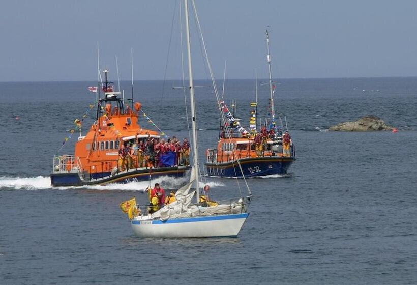 مبيت وإفطار The Home Arms Guesthouse