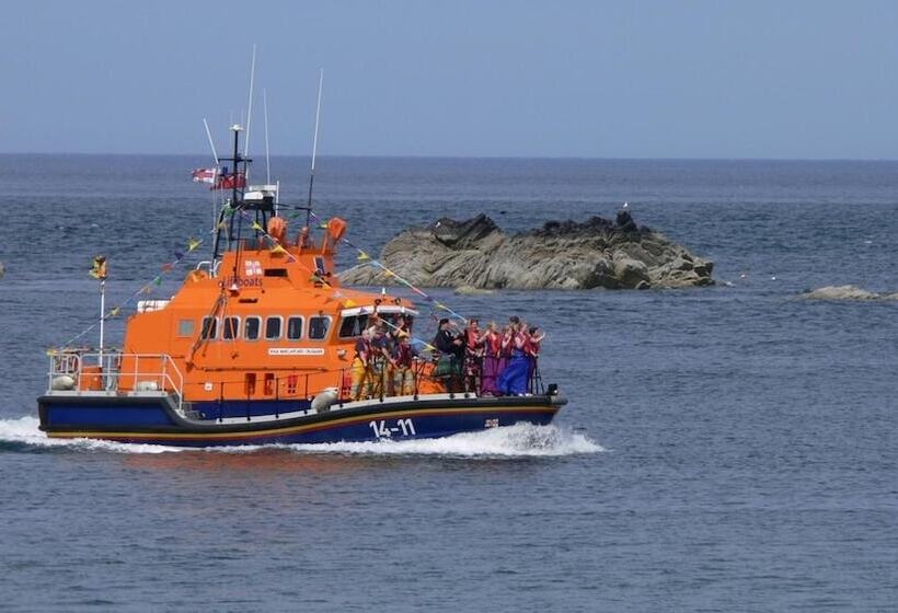 مبيت وإفطار The Home Arms Guesthouse