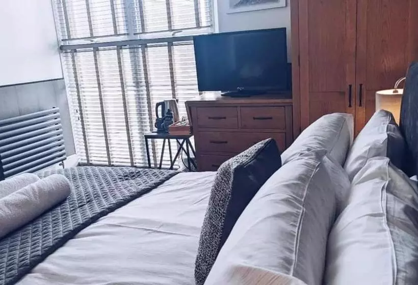 تختخواب و صبحانه Croyland Guest House