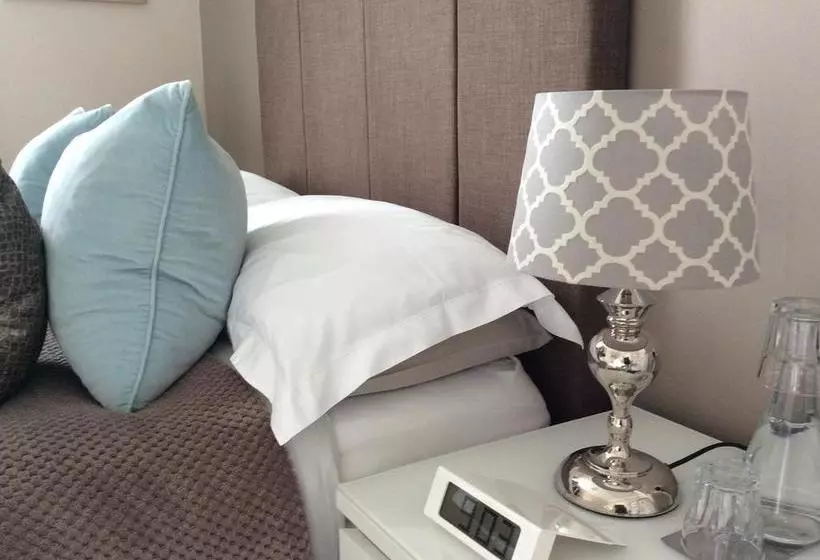 تختخواب و صبحانه Pitcullen Guest House