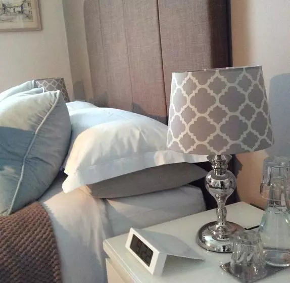 تختخواب و صبحانه Pitcullen Guest House