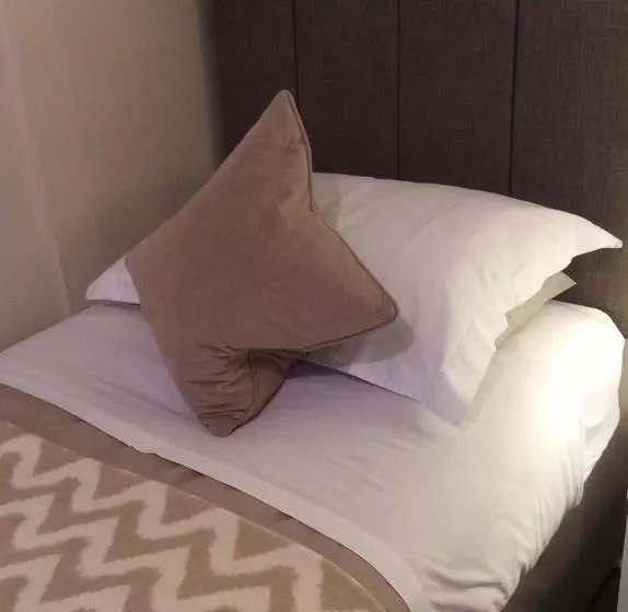 تختخواب و صبحانه Pitcullen Guest House