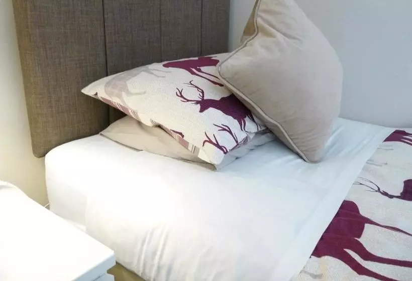تختخواب و صبحانه Pitcullen Guest House