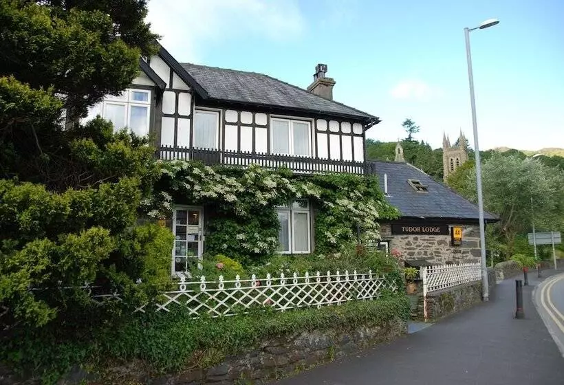 تختخواب و صبحانه Tudor Lodge