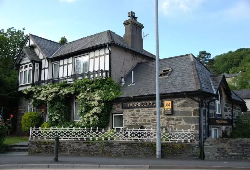 تختخواب و صبحانه Tudor Lodge