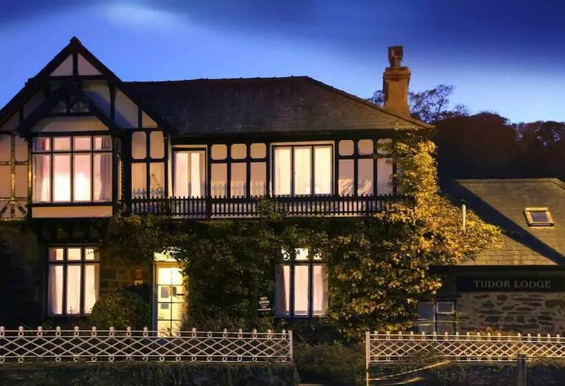 تختخواب و صبحانه Tudor Lodge