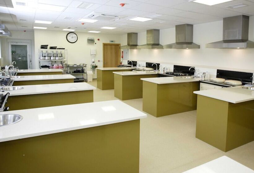 فندق Eckington Manor