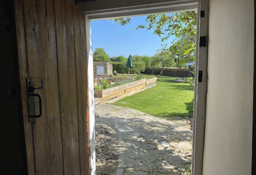 Отель Full Moon Inn Rudge