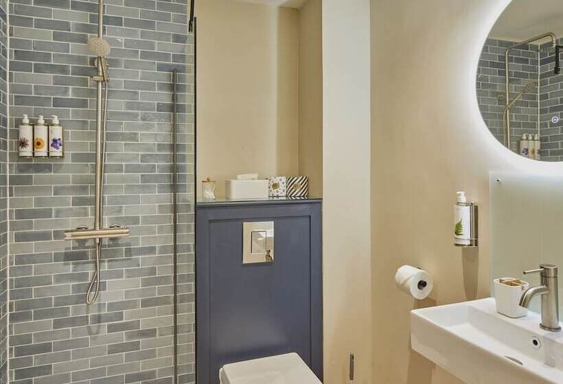 Отель Full Moon Inn Rudge