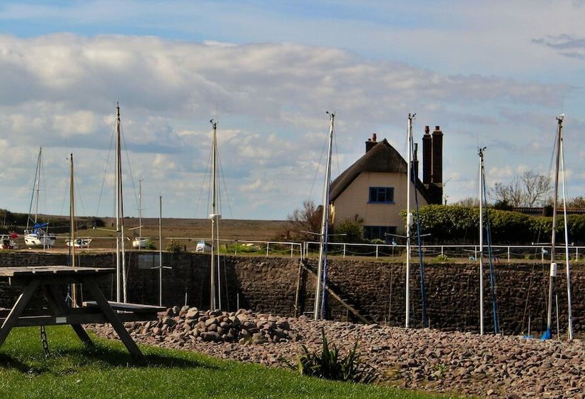 هتل Marston Lodge