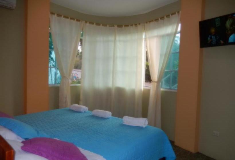 Hostel Ariana S Galapagos Hostal