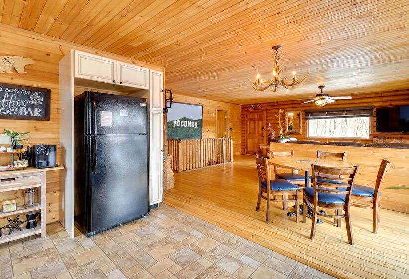 Hot Tub & Fire Pit: Albrightsville Log Cabin!