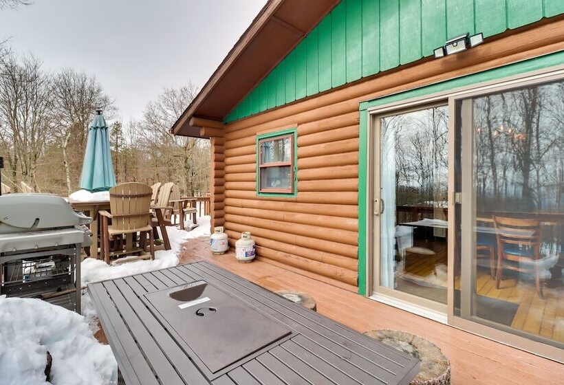 Hot Tub & Fire Pit: Albrightsville Log Cabin!