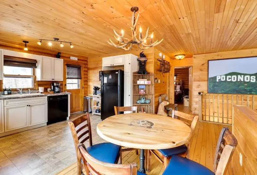 Hot Tub & Fire Pit: Albrightsville Log Cabin!