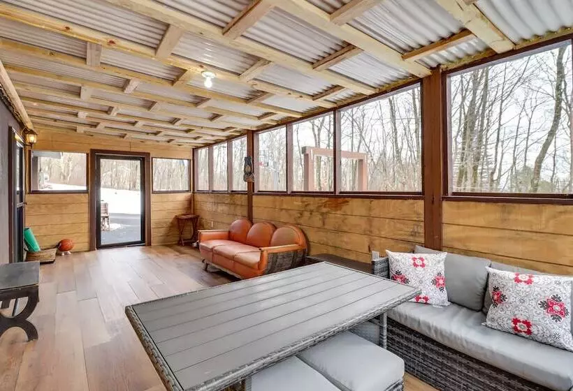 Hot Tub & Fire Pit: Albrightsville Log Cabin!