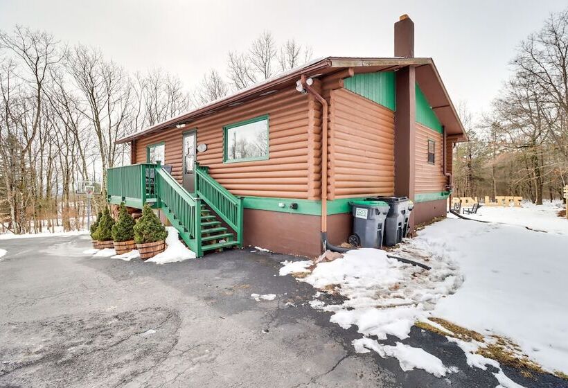 Hot Tub & Fire Pit: Albrightsville Log Cabin!