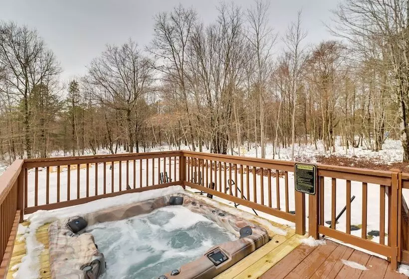 Hot Tub & Fire Pit: Albrightsville Log Cabin!