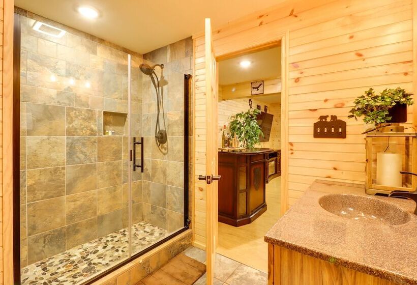 Hot Tub & Fire Pit: Albrightsville Log Cabin!