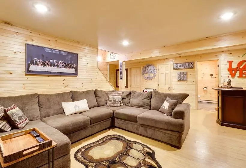 Hot Tub & Fire Pit: Albrightsville Log Cabin!