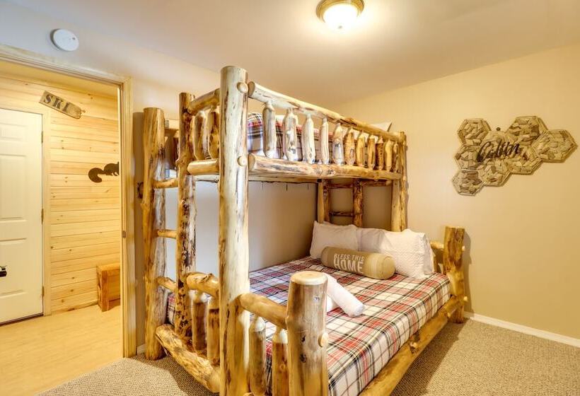 Hot Tub & Fire Pit: Albrightsville Log Cabin!